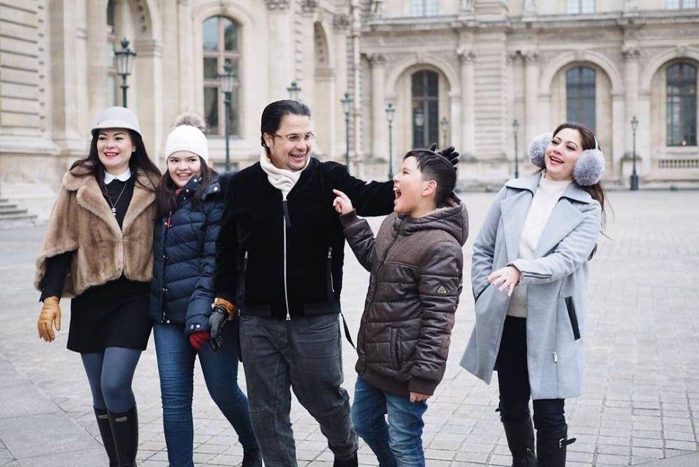 5 Seleb yang Langgeng Berpoligami, Istri Pertama & Kedua Akur Banget!