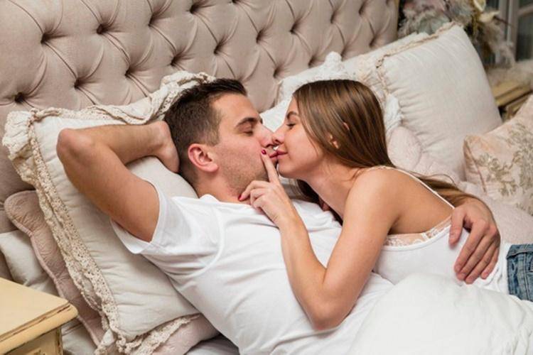 Tak Sekadar Pelukan, 7 Jenis Cuddling Ini Bisa Menambah Keintiman Lho
