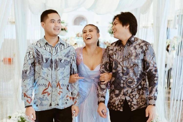 Gandeng Dua Mantan, Intip 10 Momen Awkarin di Pernikahan Sarah Gibson