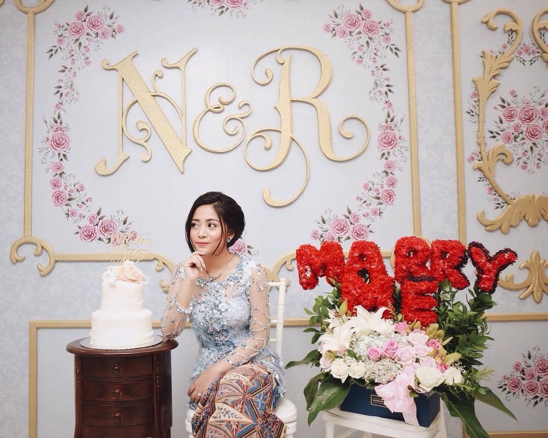 instagram.com/rachelvennya