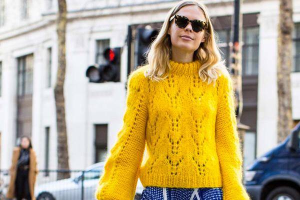 Tips Padu-padan Sweater Tebal Saat Musim Hujan