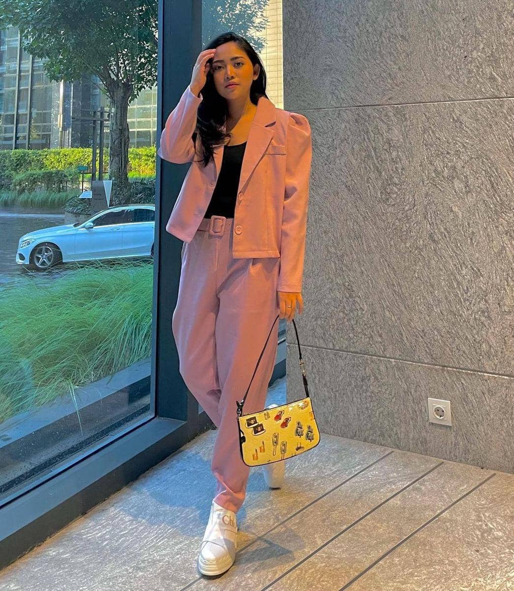 instagram.com/rachelvennya