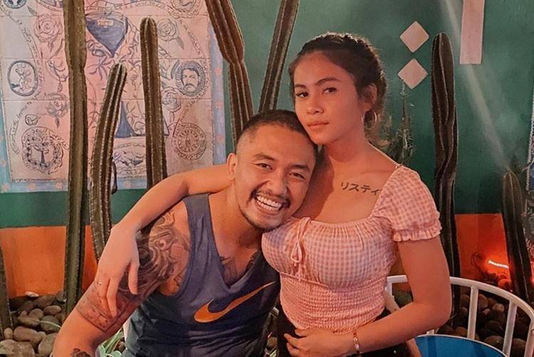 Vulgar, Ini 8 Momen Intim Uus dan Sang Istri yang Bikin Panas Dingin