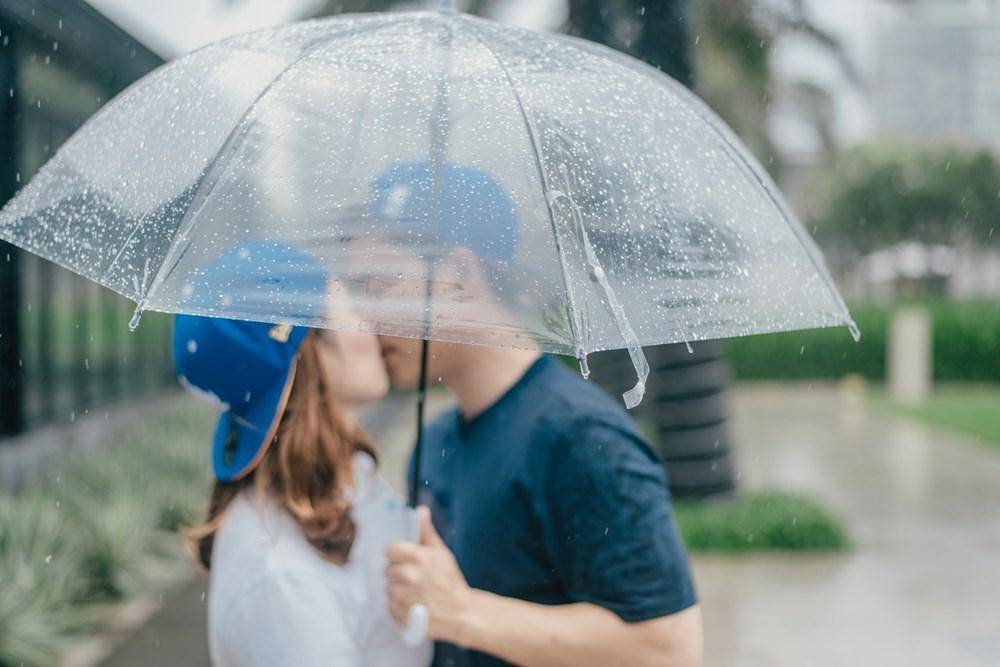 Tak Hanya Menyenangkan, Ini Manfaat Bercinta di Musim Hujan