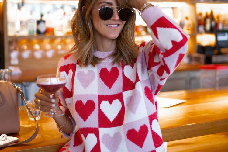 Tampil Girly dengan Outfit Motif Hati