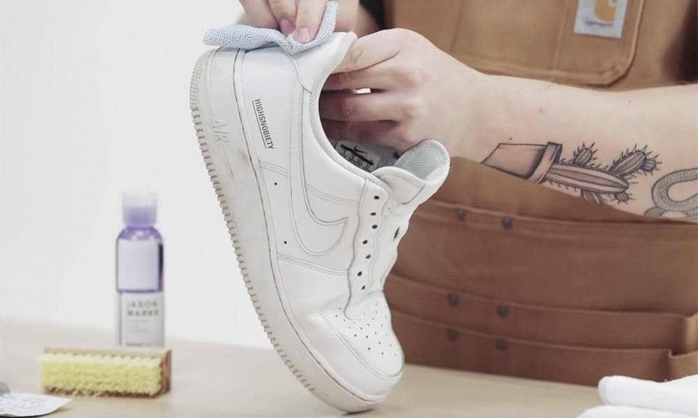 Manfaatkan bahan dapur untuk kembalikan warna putih pada sol sepatu yang menguning
