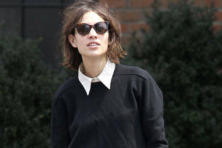 Gaya Kasual ke Kantor Pakai Sweater a la Alexa Chung
