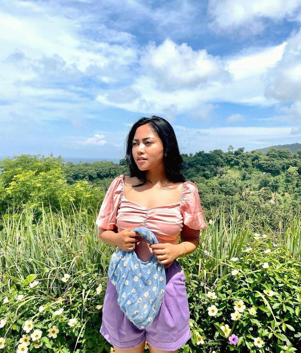 instagram.com/rachelvennya