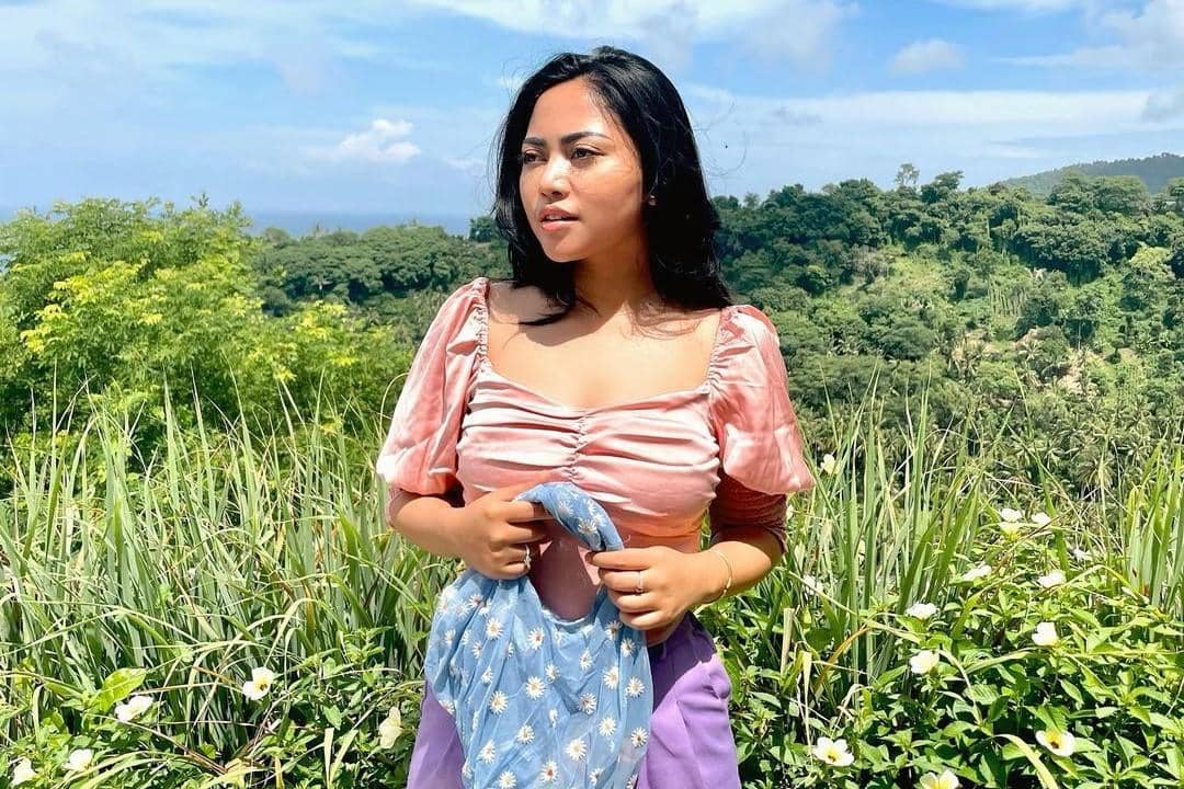 instagram.com/rachelvennya