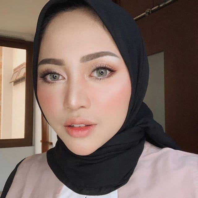 instagram.com/rachelvennya