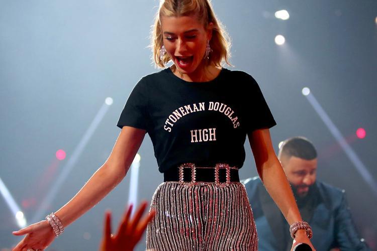 Pencinta Kaus? Tiru Gaya Edgy Hailey Bieber Yuk!