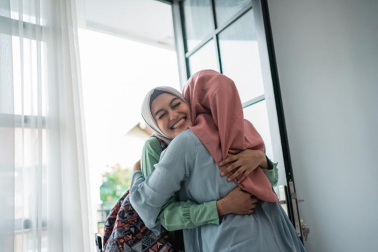 13 Hadits tentang Berbakti Kepada Orangtua, Pintu Masuk Surga