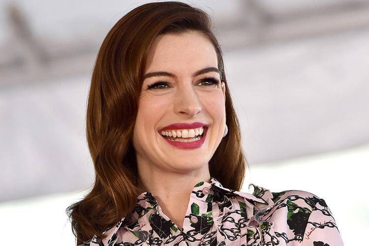Tips Bergaya Kasual a La Anne Hathaway