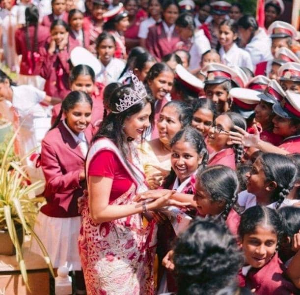 instagram.com/caroline_jurie_official