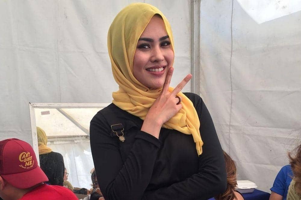 instagram.com/kartikaputriworld