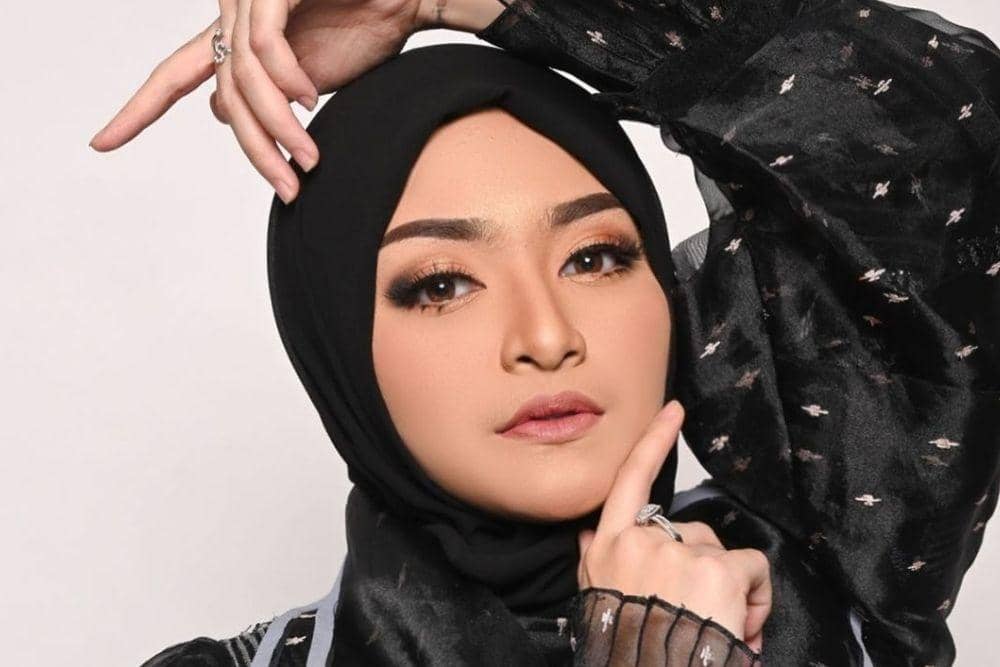 instagram.com/nathalieholscher