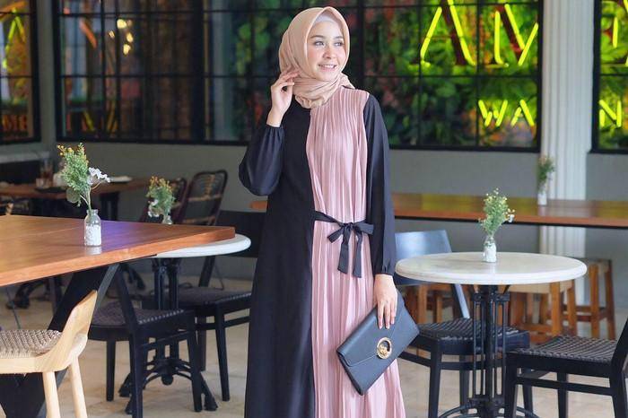 10 Padu-padan OOTD Hijab dengan Gamis Plisket yang Elegan