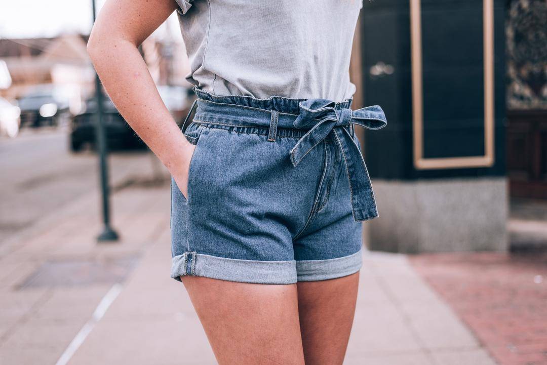 Tips Memilih Celana Jeans Pendek Sesuai Bentuk Tubuh