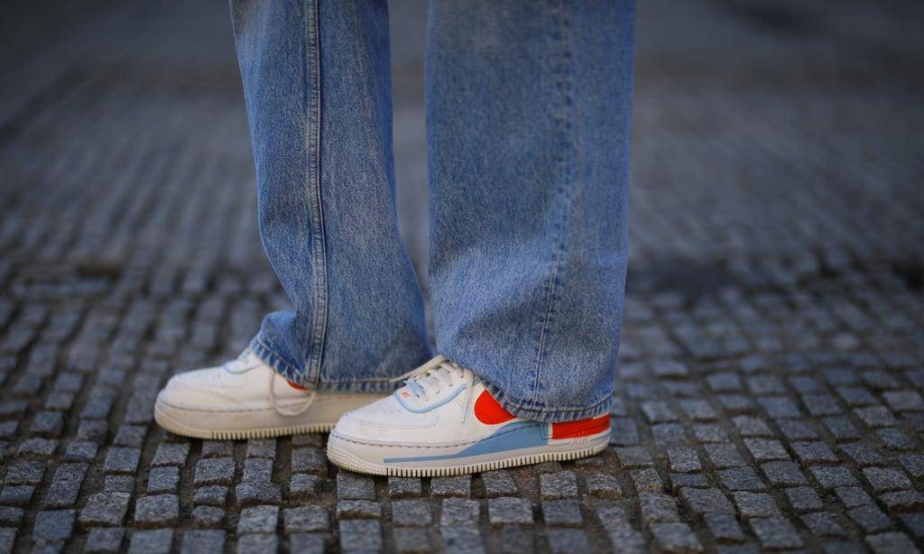 Tips Bergaya Kekinian dengan Padu-padan Celana Jeans dan Sneakers