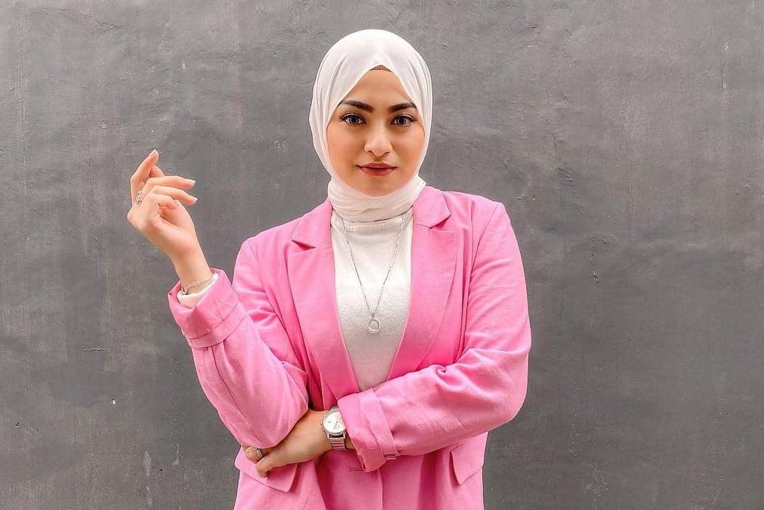 instagram.com/nathalieholscher