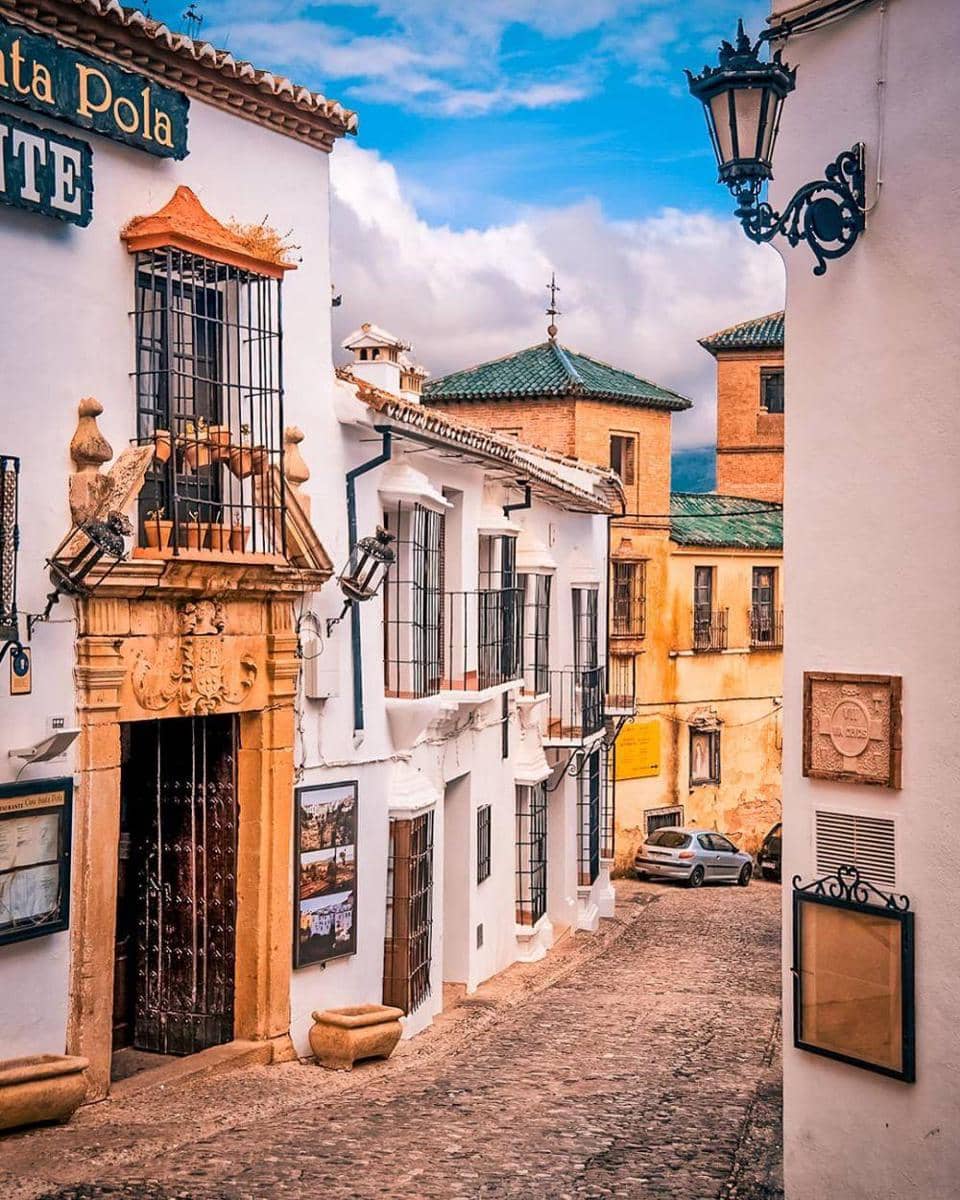 instagram.com/nomadic_matt_