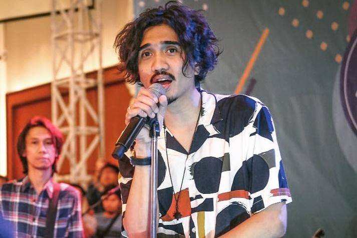 Viral Mas Duta Sheila On 7 Nyanyi di Kondangan, 10 Potret Sederhananya