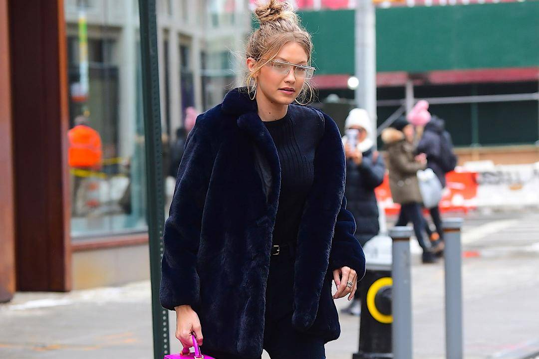 Tiru Gaya Seleb Hollywood Tampil Chic dengan Flared Jeans