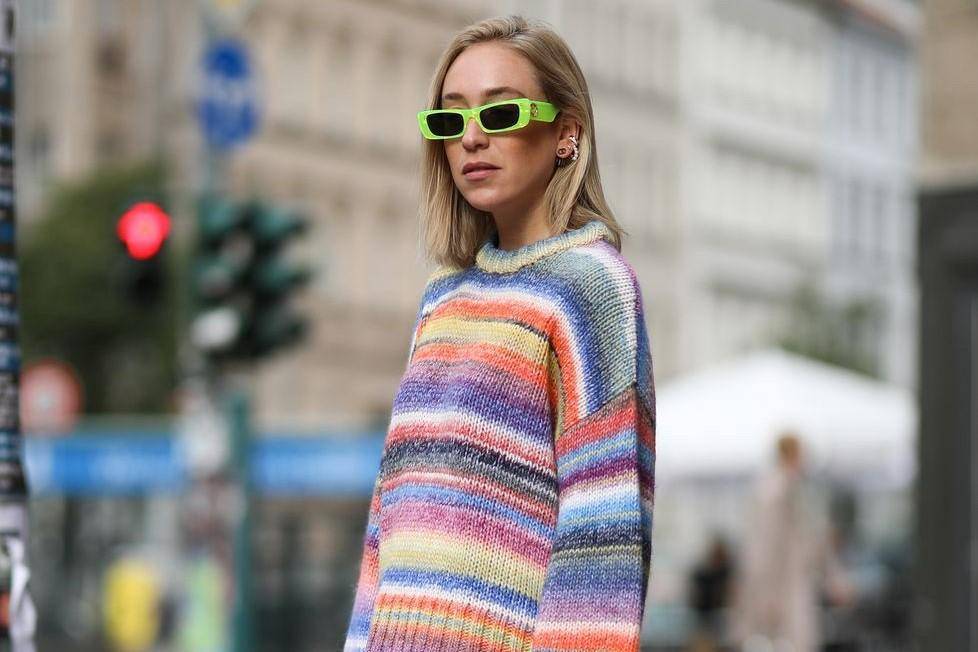Anti Boring! Begini Cara Paling Stylish Padu-padan Sweater Rajut