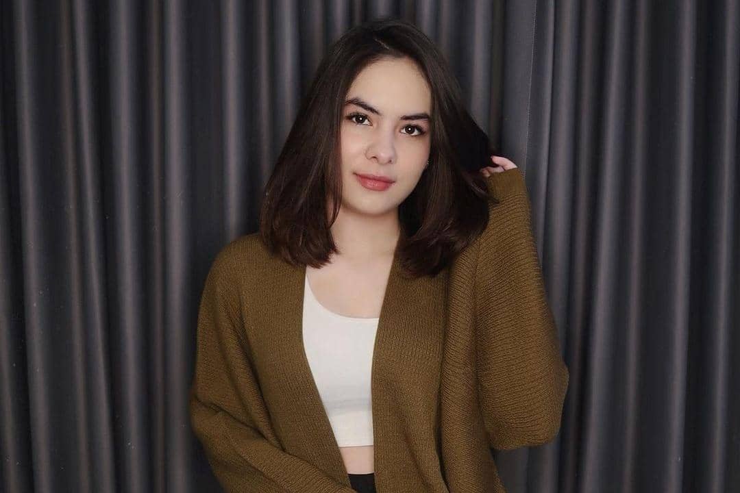 Pose Mesra dengan Niko Al-Hakim, Begini Gaya Berpakaian Steffi Zamora