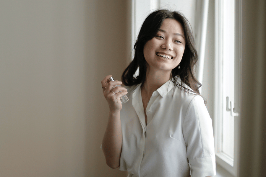 Ilustrasi pakai parfum di titik nadi