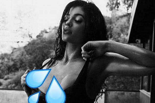 Potret Seleb Kenakan Baju Basah, Ada yang Tembus