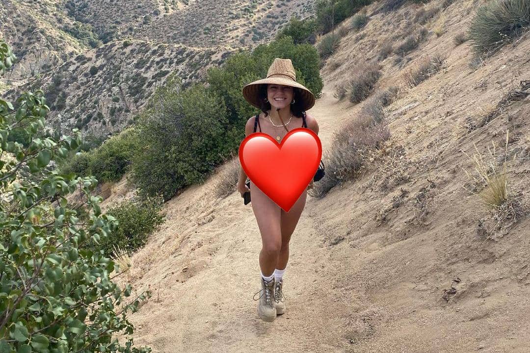Naik Gunung, Vanessa Hudgens Tampil Seksi Pakai Swimsuit