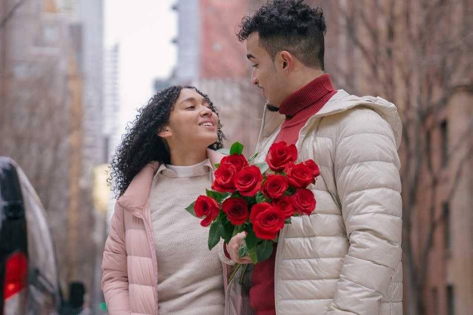 Zodiak yang Lebih Menunjukkan Rasa Cinta Melalui Tindakan