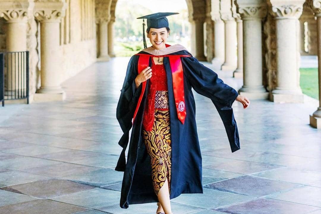 Maudy Ayunda dan Para Artis Lain yang Tampil Menawan saat Lulus S2