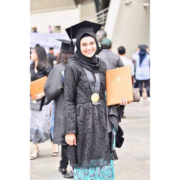 instagram.com/zeezeeshahab