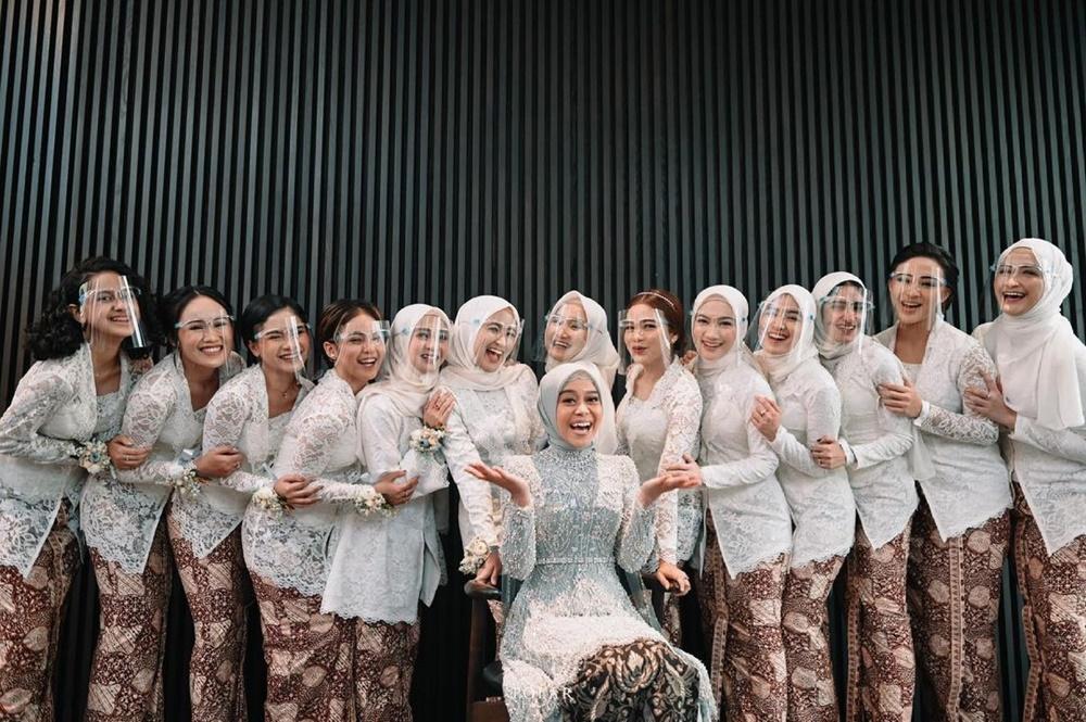 Bestie Abis! Ini 9 Potret Bridesmaid Dampingi Artis Saat Menikah