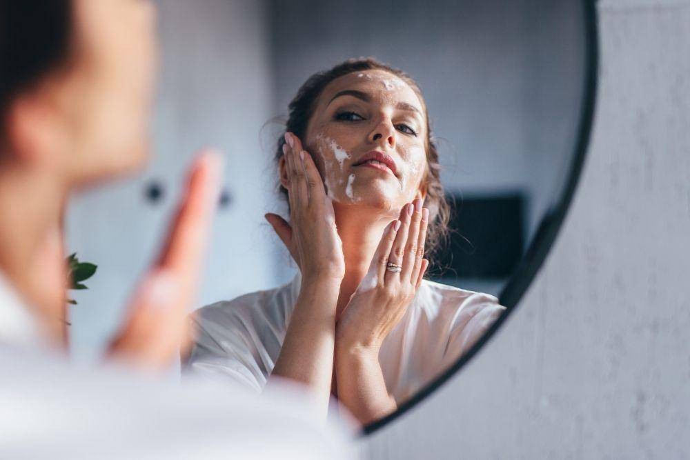 Urutan Skincare untuk Kulit Berjerawat/ Freepik.com