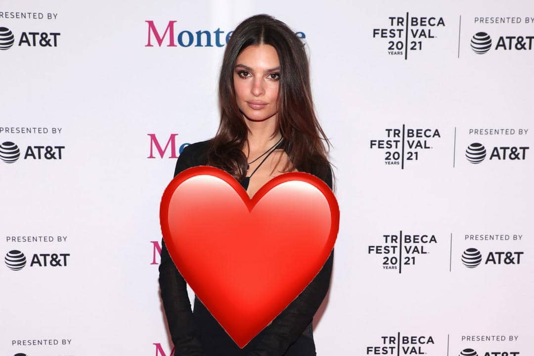 Ditonton Banyak Orang, Emily Ratajkowski Pakai Baju Menerawang