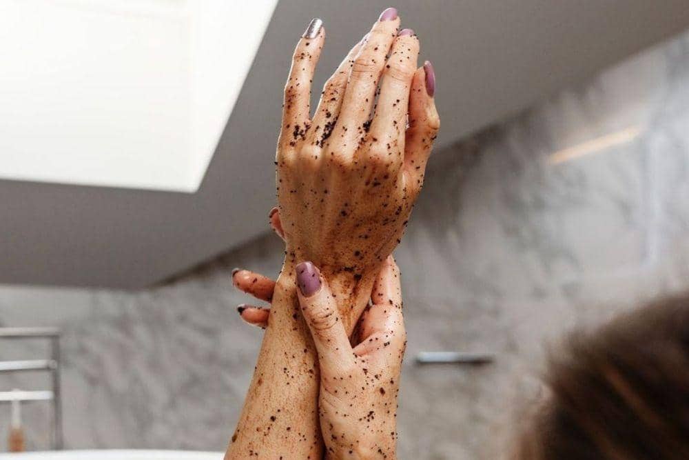 Cara Menghilangkan Daki Secara Alami/ byrdie.com