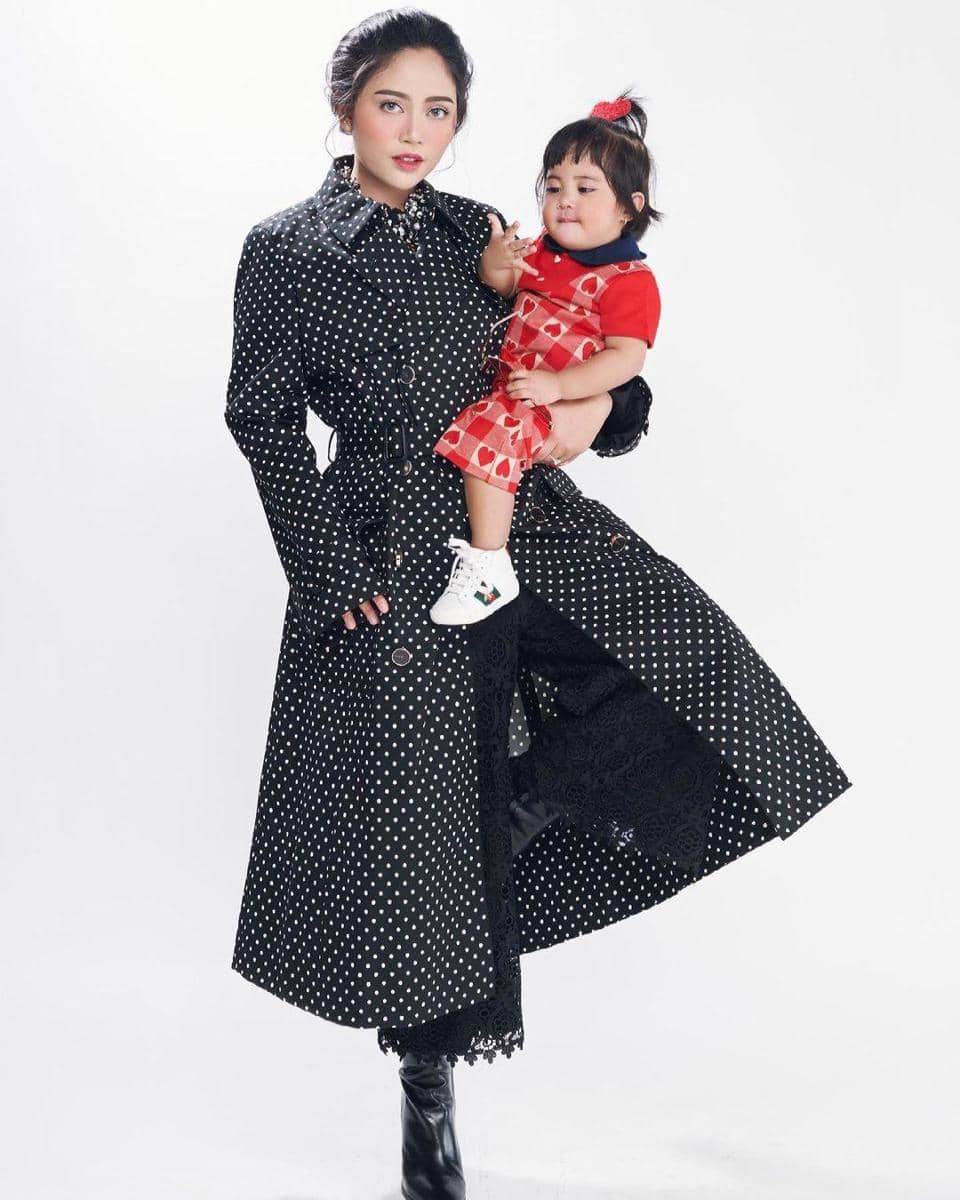 instagram.com/rachelvennya