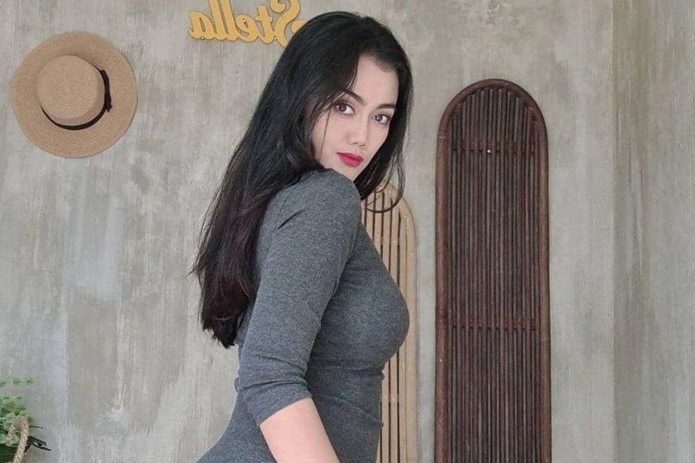 10 Potret Nia Anggia, Adik Mendiang Julia Perez yang Tak Kalah Seksi 