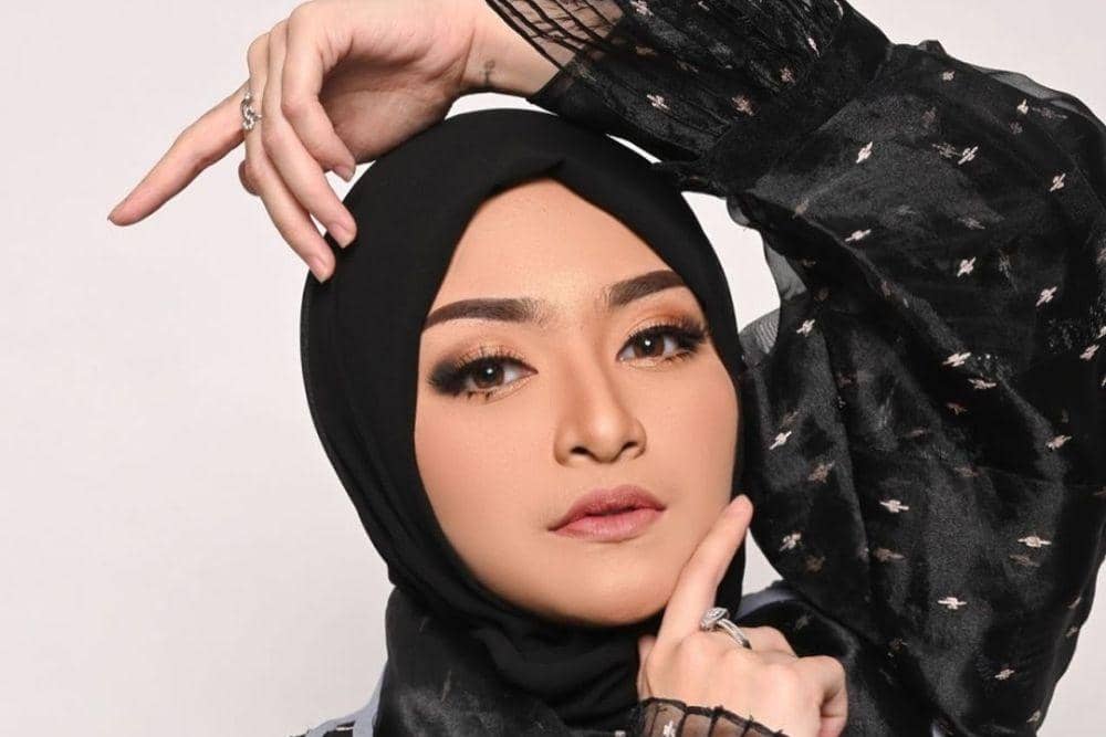 instagram.com/nathalieholscher