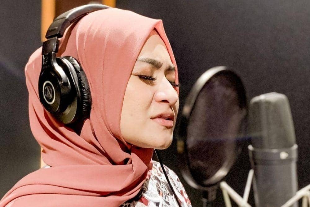 instagram.com/nathalieholscher