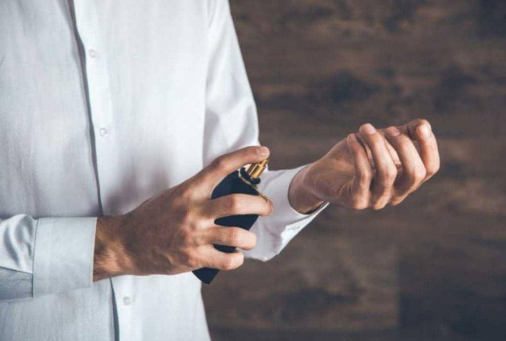 ilustrasi pria pakai parfum Braver oud wood