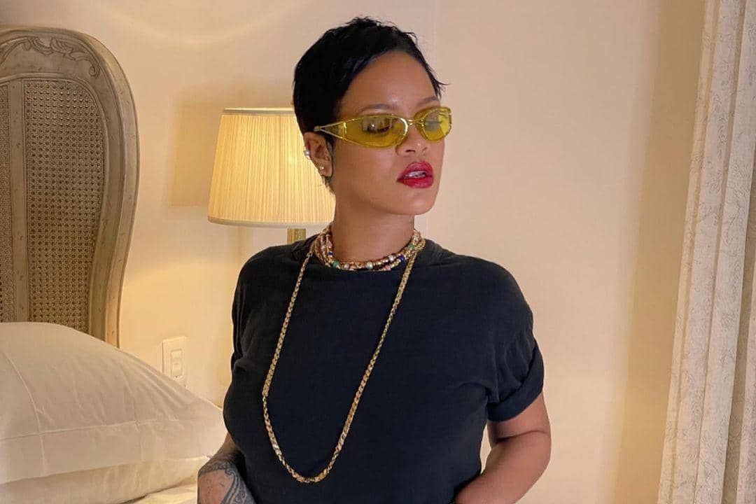 Main Cambuk, Rihanna Foto Pakai Celana Dalam