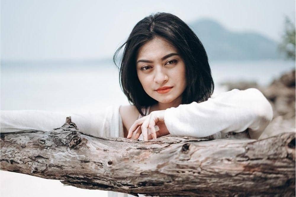 instagram.com/nathalieholscher