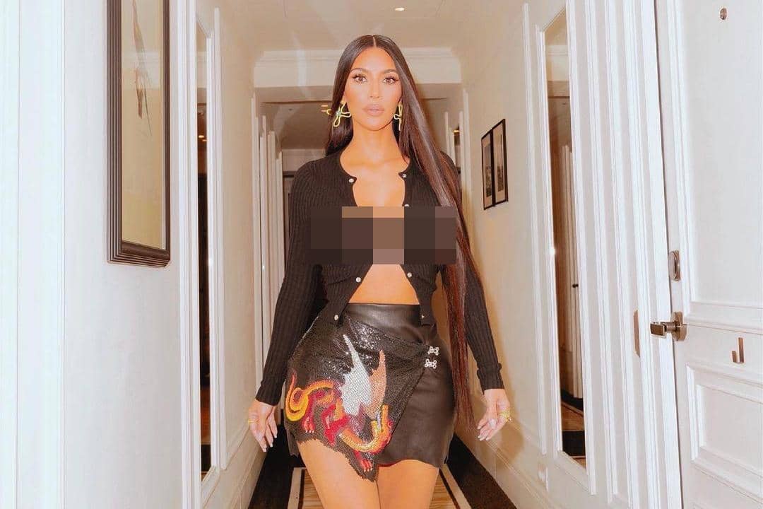 Nggak Pakai Bra! Baju Kim Kardashian Nyaris Copot!