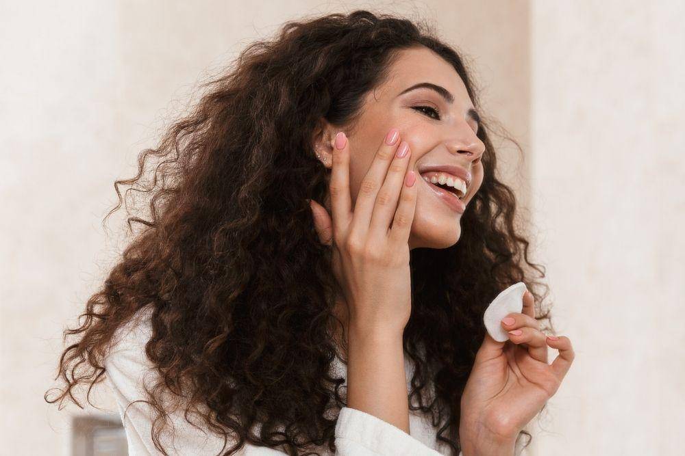 Skincare Lokal untuk Mengatasi Bekas Jerawat/ freepik.com
