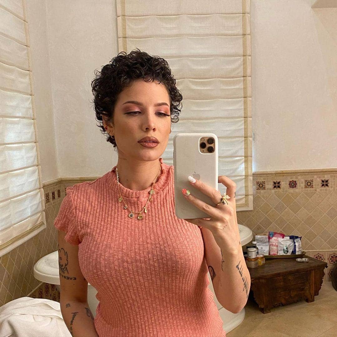 instagram.com/iamhalsey