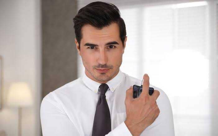 ilustrasi pria memakai parfum